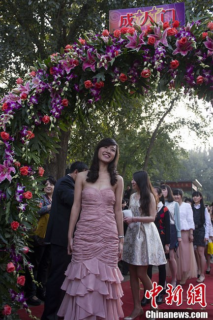 北京600名高三学生圆明园举行成人礼