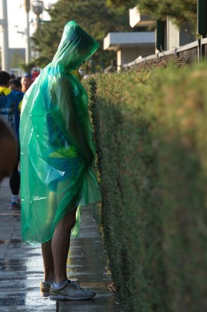 北京马拉松选手如厕难 赛道旁就地解决