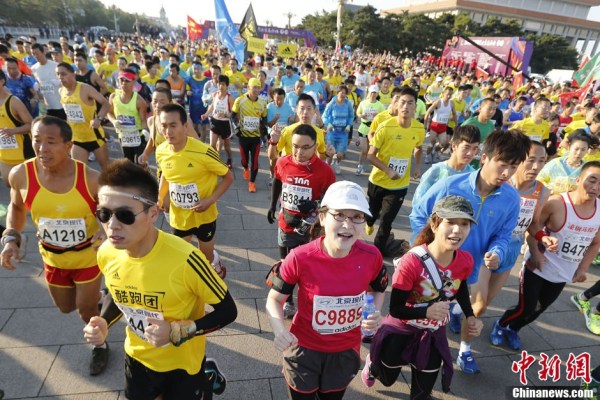 北京马拉松选手如厕难 赛道旁就地解决