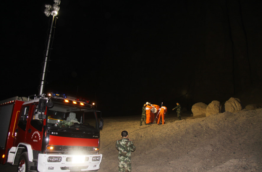 高清：男子被困吐鲁番火焰山一悬崖缝隙内两天一夜