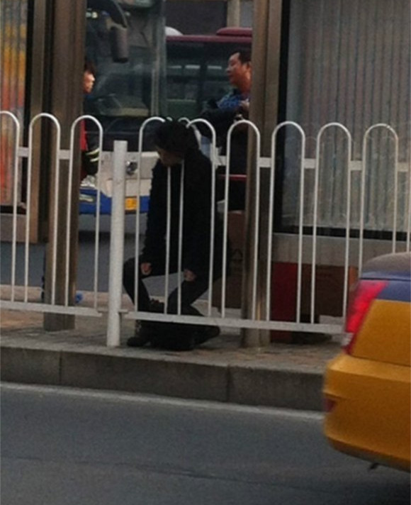 北京：公交车站现男尸 头被塞进栅栏