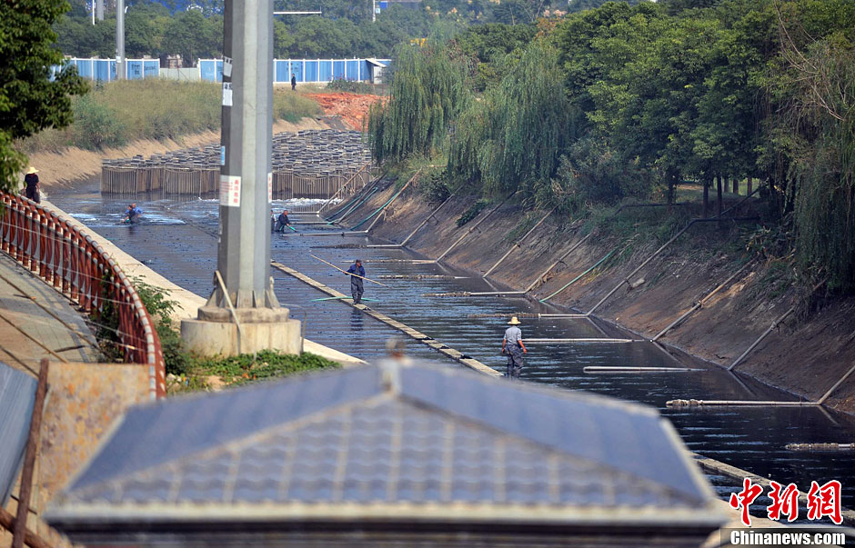 武汉居民悬“臭”字表达对排污工程的不满