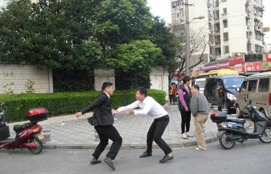 上海中介争抢房源互殴 打斗持续十来分钟