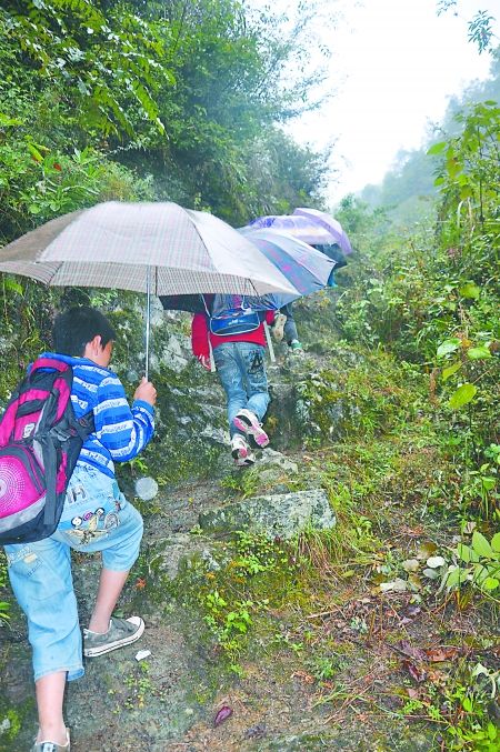 重庆：小学生每天摸黑爬悬崖上学 山路最窄处10厘米(图)