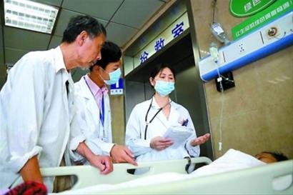 上海女医生被病人刺伤后看心理医生 同事买棍防身（图）