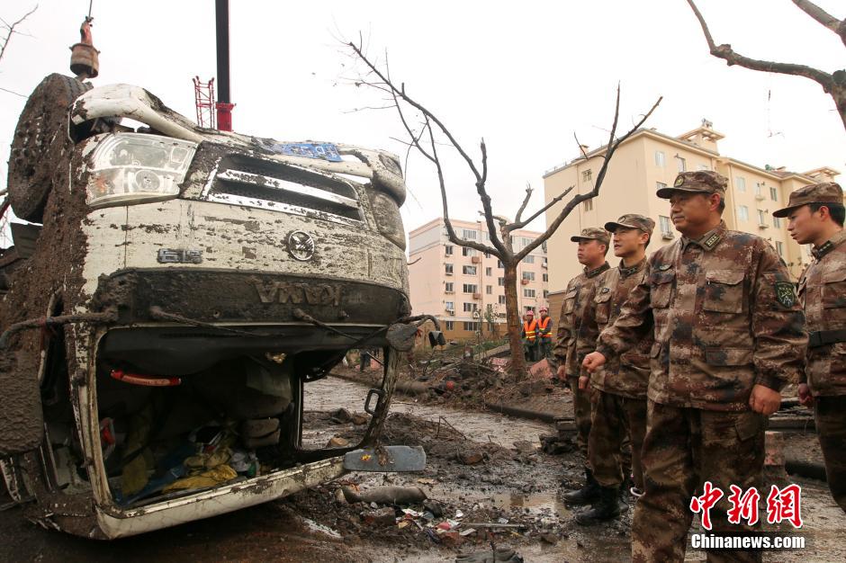 解放军赴中石化黄潍输油管线燃爆事故现场救援