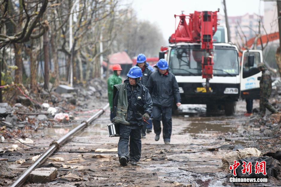 解放军赴中石化黄潍输油管线燃爆事故现场救援