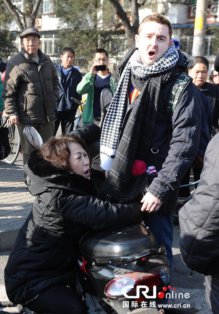 北京：外国小伙街头扶摔倒中年女子遭讹诈