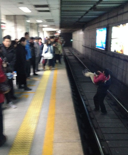 北京一女子地铁卧轨被强行抱出