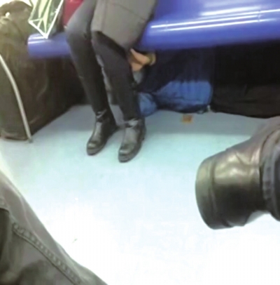 男子躲地铁座位下伸手偷摸女士腿部(图)