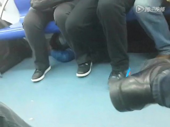 男子藏身北京地铁座位下偷摸女乘客大腿(图)