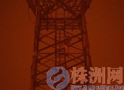 男子因和女友吵架爬上40多米高电塔欲轻生(图)