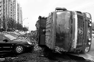北京一路面塌陷卡车侧翻 一卡车石子埋住四小车