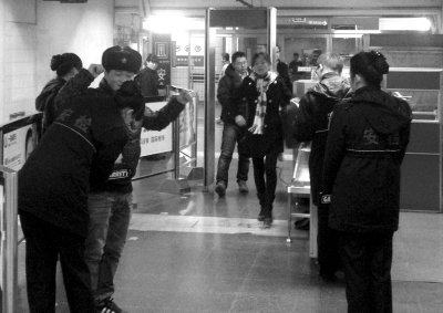 北京地铁将设安检门 乘客和物品都要检查(图)