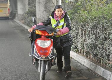 千米油污甩翻百辆电马儿 “冒牌女警”将错就错指挥交通