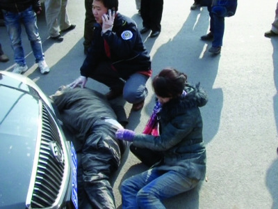 南京轿车撞车站致1死3伤 女子轮下喊先救老公