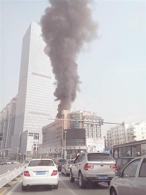 酒店顶楼突发火灾 消防出动78米云梯消防车