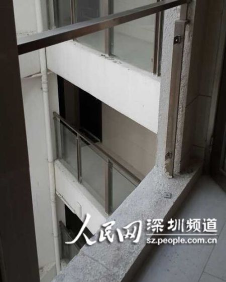 装修工卸走道玻璃 致两岁婴儿33楼坠亡(图)