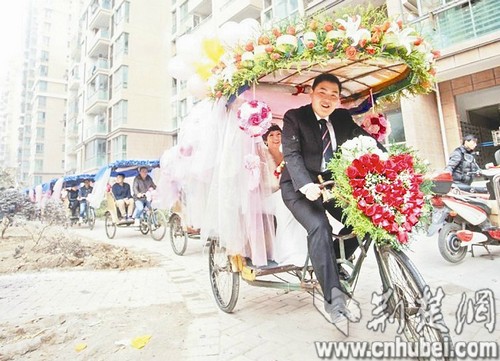 武汉城管队员用18辆人力三轮车迎亲 浪漫环保获赞(图)
