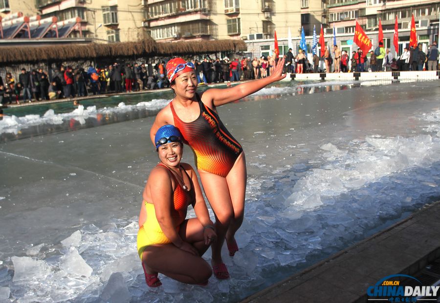 北京市第35届冬泳大会在通州举行 500多名冬泳爱好者冰水里畅游