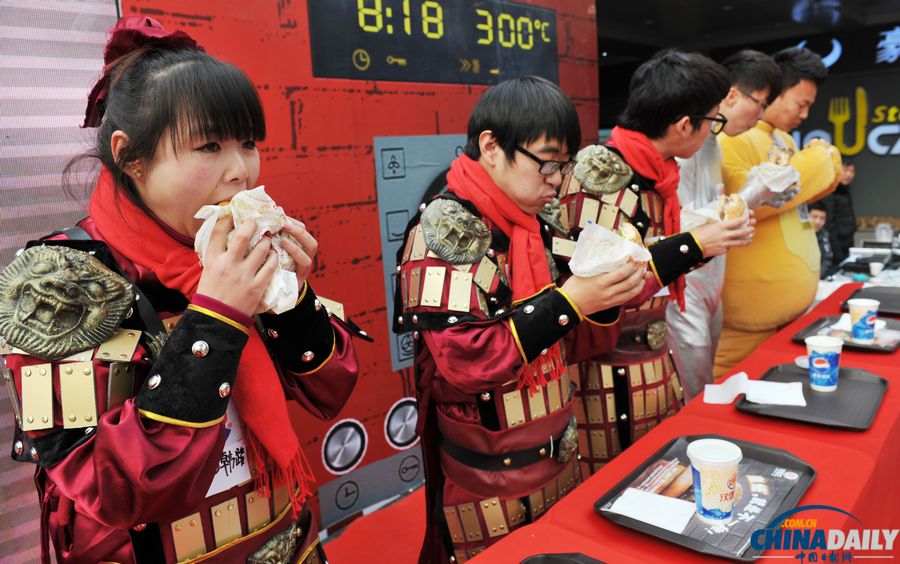 西安市民比赛吃汉堡