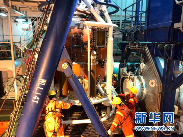 中国首次人工潜入300米深海“龙宫”探摸成功