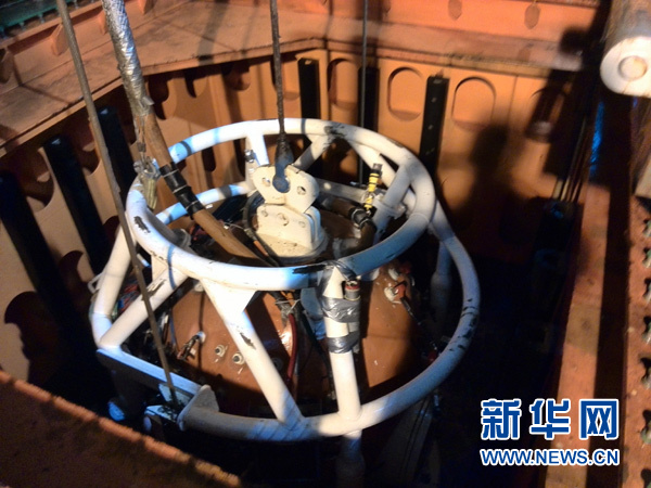 中国首次人工潜入300米深海“龙宫”探摸成功