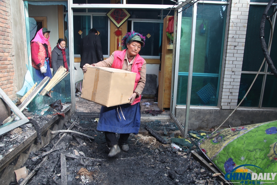 香格里拉大火次日 民众返回灾区寻找遗落物品
