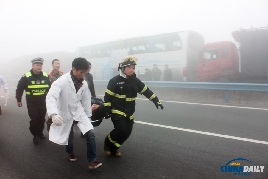 浓雾致沪渝高速公路荆州段22车连环追尾