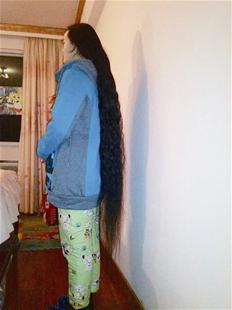 16岁姑娘花7年时间蓄1.3米长发 欲1万元卖掉(图)