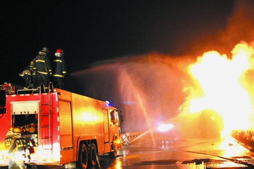 70吨汽油罐车突起火 消防员架遥控水炮灭火(图)