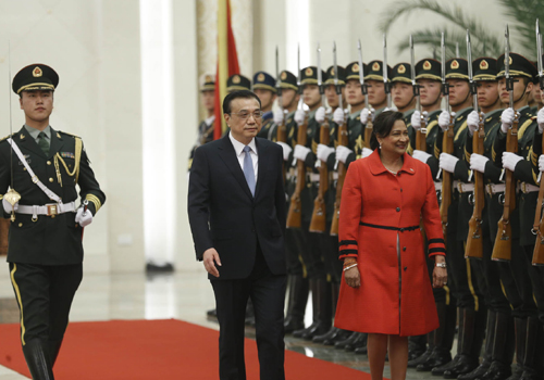 李克强同特立尼达和多巴哥总理比塞萨尔举行会谈