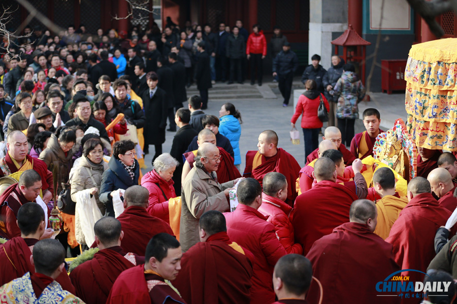 北京雍和宫祈愿大法会举行绕寺仪式
