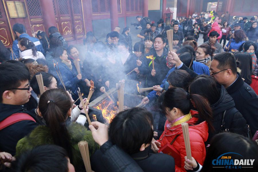 北京雍和宫祈愿大法会举行绕寺仪式