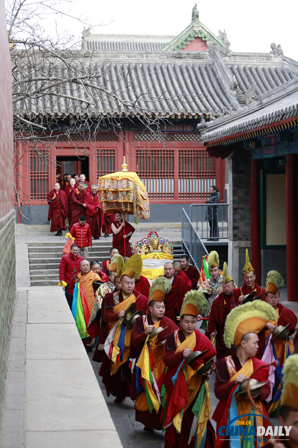 北京雍和宫祈愿大法会举行绕寺仪式