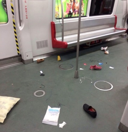 广州两少年地铁玩“防狼剂” 4乘客挤碰受轻伤
