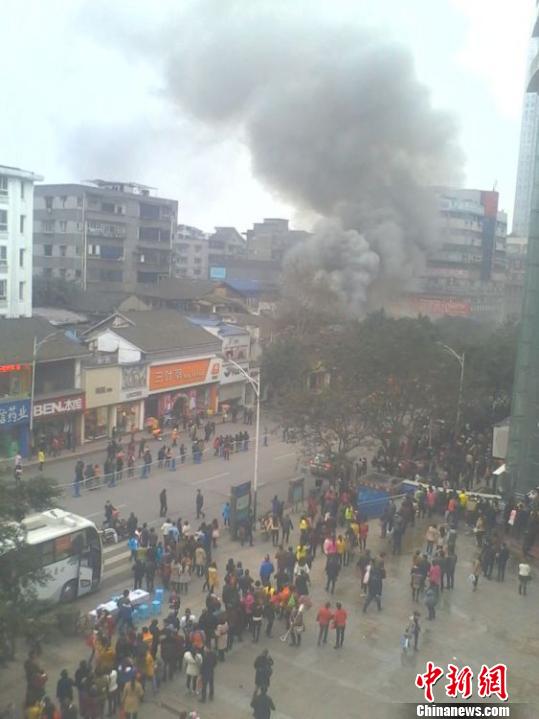 四川泸州闹市区起火 与去年商场爆燃事故现场临街