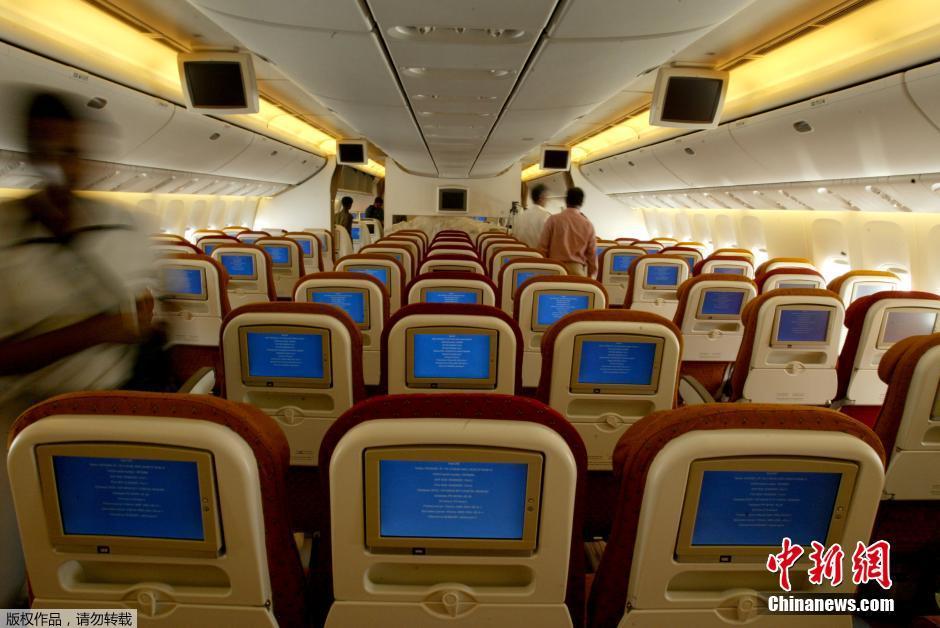 马来西亚载154名中国人航班失联 机场家人焦急等待