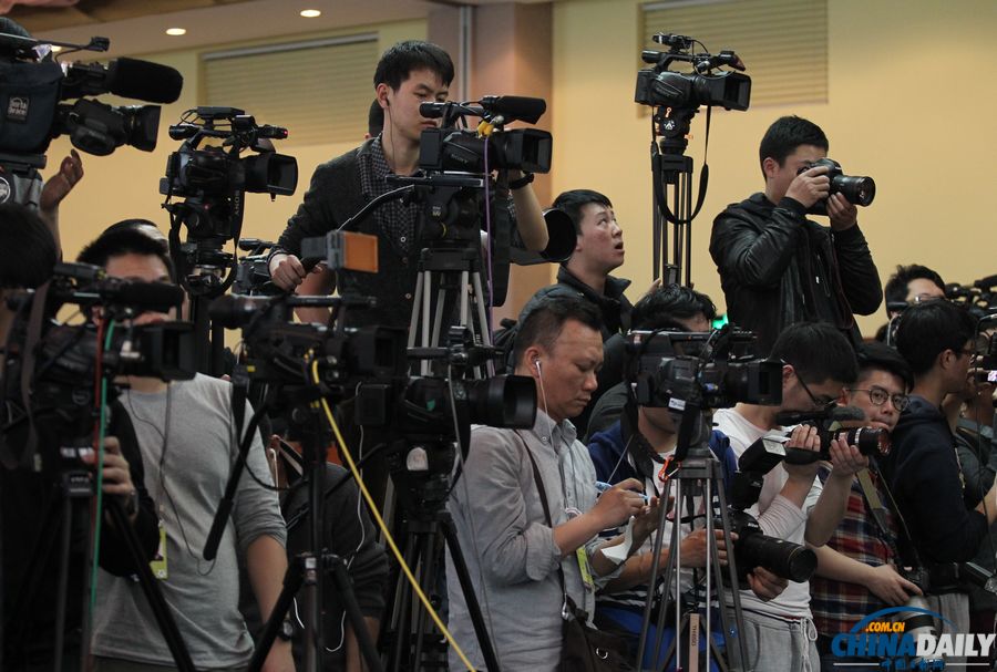马航在京举行第三场新闻发布会 回答记者提问