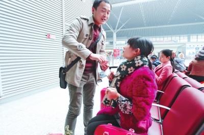 郑州90后患癌女孩抵京看病 老公背其逛天安门(图)