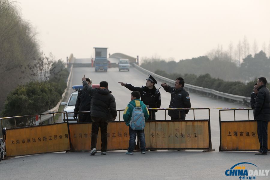 上海一大桥遭大型货船撞击 桥墩开裂或坍塌