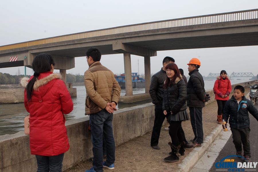 上海一大桥遭大型货船撞击 桥墩开裂或坍塌