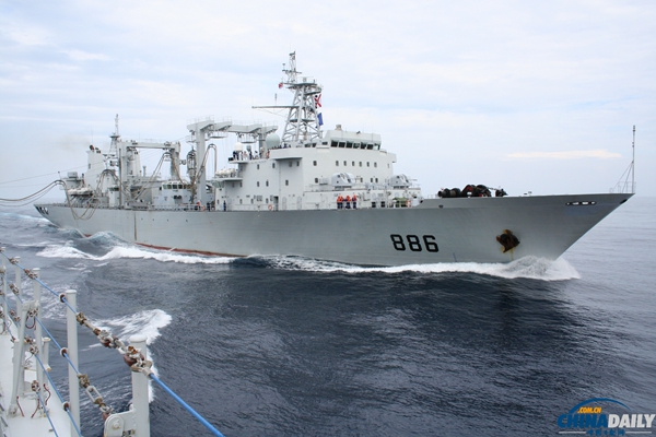 中国海军千岛湖舰开赴泰国湾 为执行搜救马航失联飞机任务舰船补给