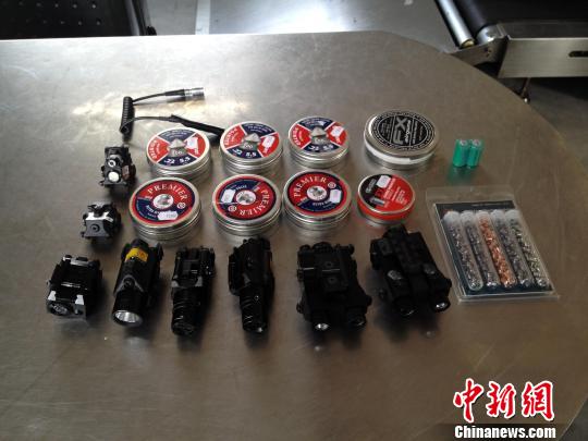 深圳：男子运动鞋中藏3855发气枪子弹入境被拘(图)