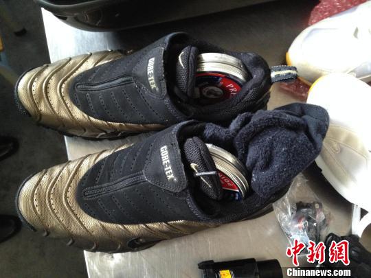 深圳：男子运动鞋中藏3855发气枪子弹入境被拘(图)