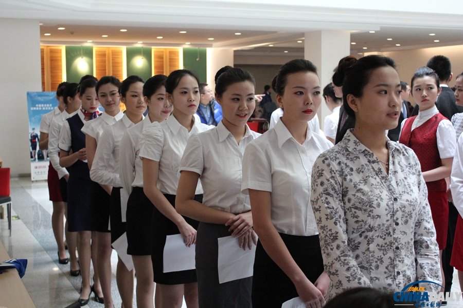 中联航空乘招聘3千余人争夺65个名额 现场气氛火热