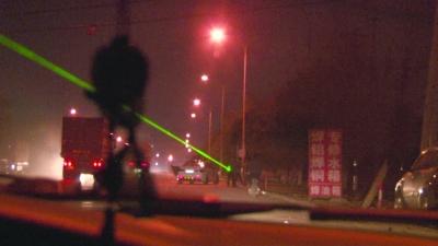 南京现新型“马路杀手” 激光笔闪瞎司机酿车祸