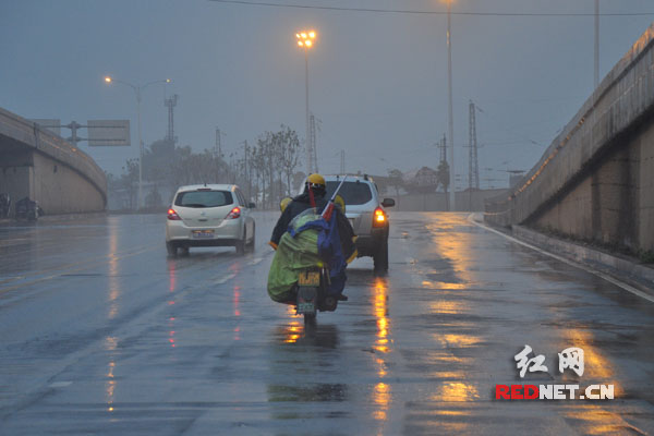 新疆青年骑行中国 红网全程爱心接力