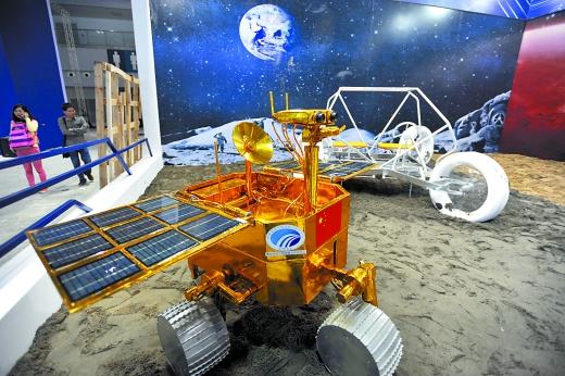 中国载人月球车亮相：最多载两人 可无障碍行驶