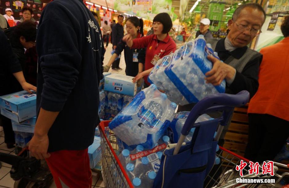 兰州自来水苯含量超标 市民抢购矿泉水